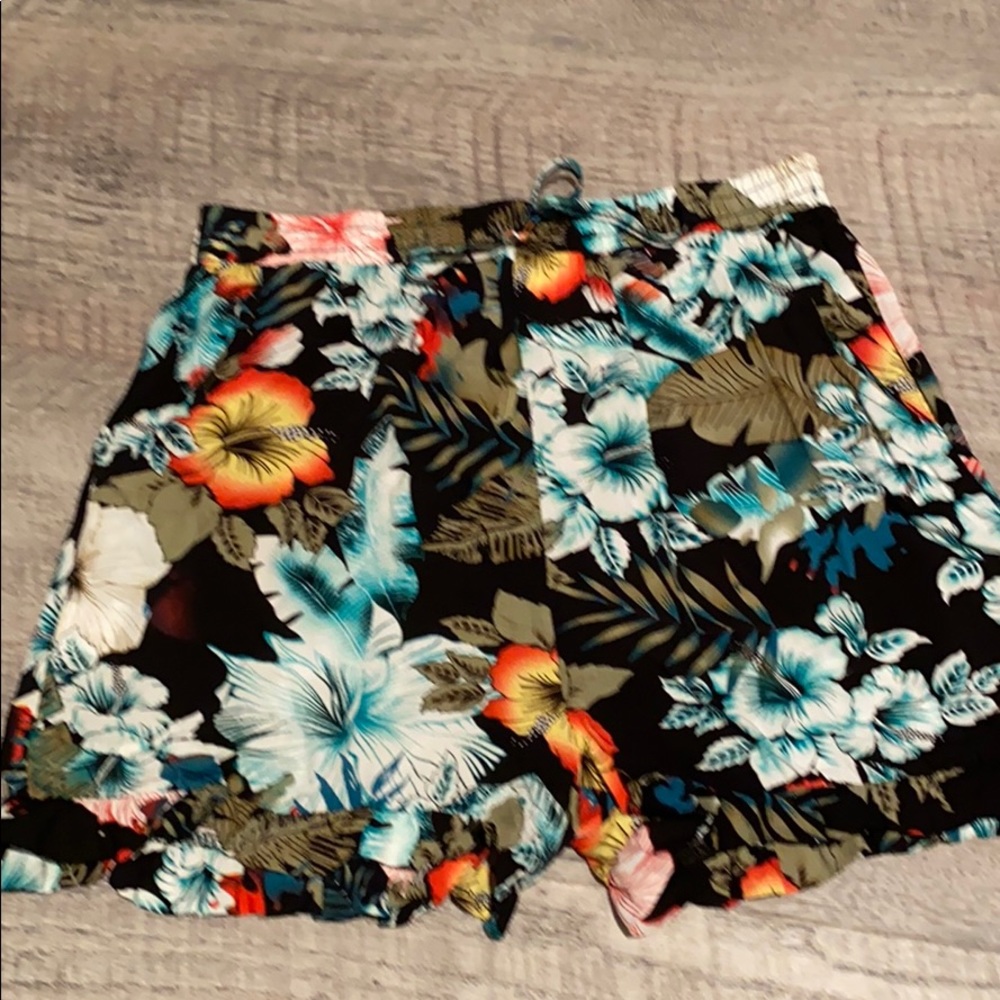 Women’s Boutique Floral Shorts~size S/M~NWT